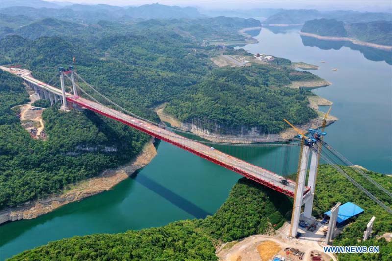 Le pont sur la rivière Feilonghu Wujiang en construction dans le Guizhou