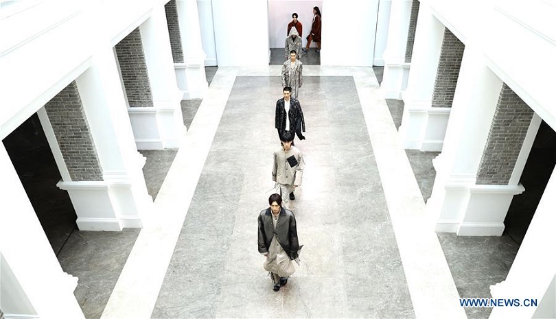 Défilé de la semaine de la mode de Chine diffusé en direct sur fond d'épidémie