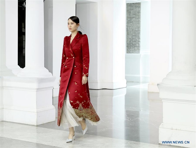 Défilé de la semaine de la mode de Chine diffusé en direct sur fond d'épidémie