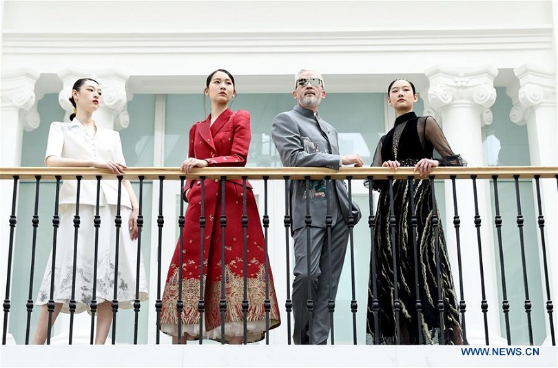 Défilé de la semaine de la mode de Chine diffusé en direct sur fond d'épidémie