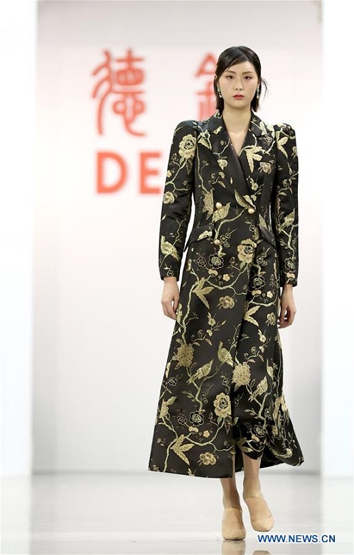 Défilé de la semaine de la mode de Chine diffusé en direct sur fond d'épidémie