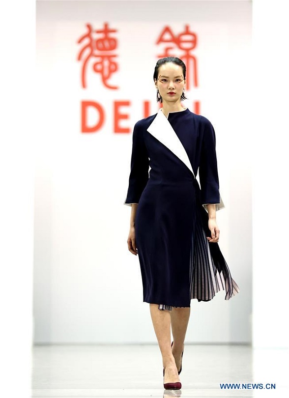 Défilé de la semaine de la mode de Chine diffusé en direct sur fond d'épidémie