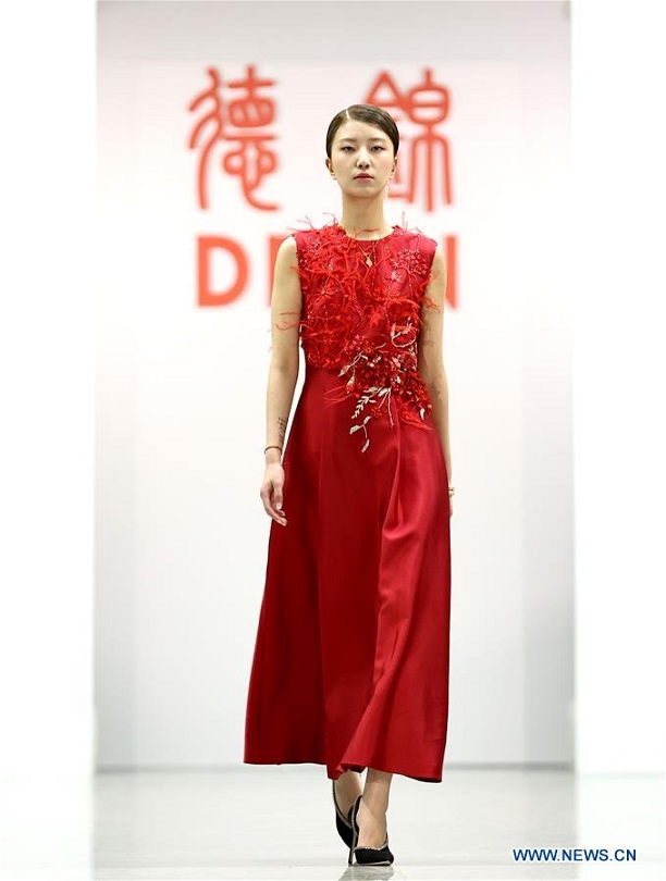 Défilé de la semaine de la mode de Chine diffusé en direct sur fond d'épidémie