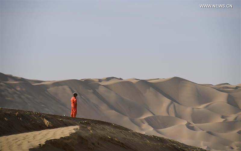 La construction d'une autoroute traversant le désert du Taklamakan entre dans la dernière ligne droite