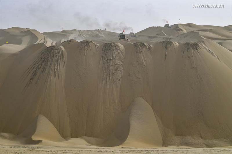 La construction d'une autoroute traversant le désert du Taklamakan entre dans la dernière ligne droite