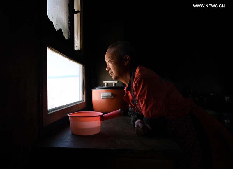 La construction d'une autoroute traversant le désert du Taklamakan entre dans la dernière ligne droite