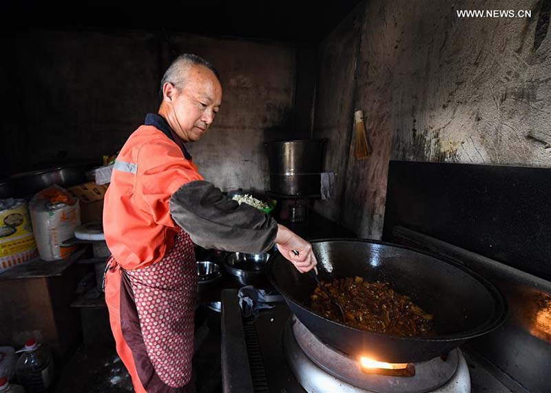 La construction d'une autoroute traversant le désert du Taklamakan entre dans la dernière ligne droite