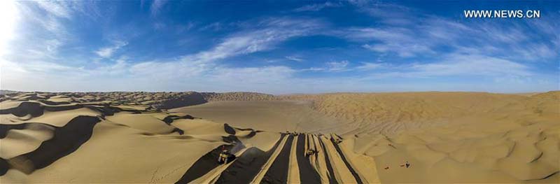 La construction d'une autoroute traversant le désert du Taklamakan entre dans la dernière ligne droite