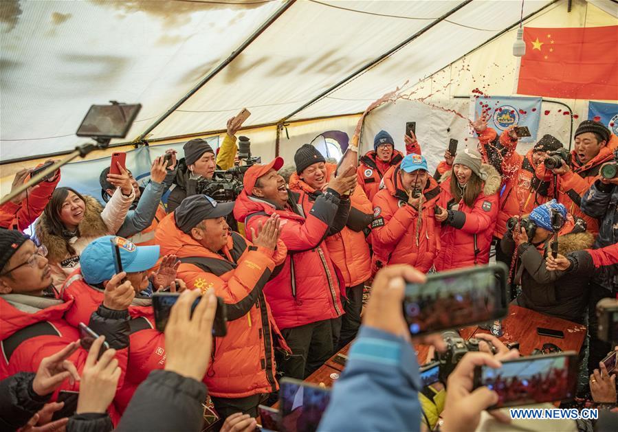 Une expédition chinoise atteint le plus haut sommet du monde et remesure sa hauteur