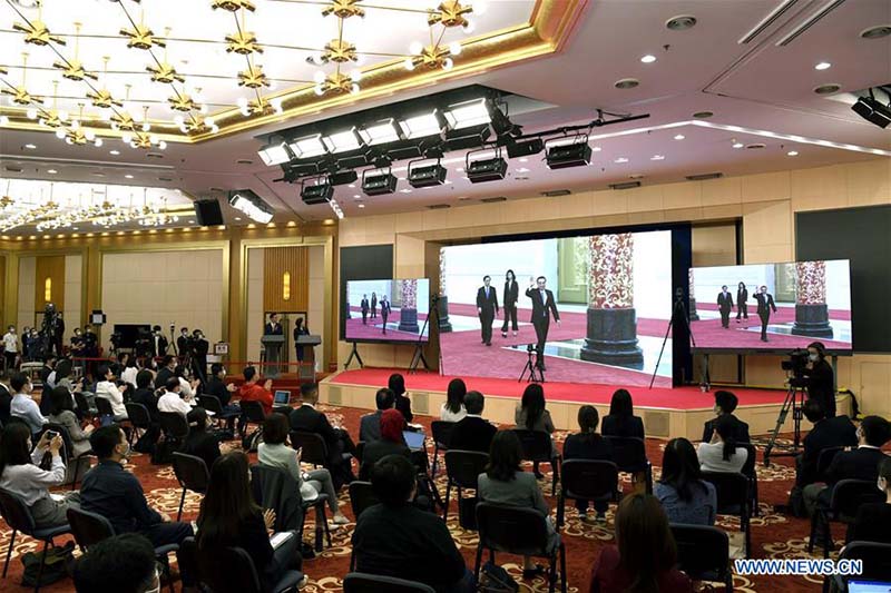 Li Keqiang rencontre la presse après la session législative annuelle