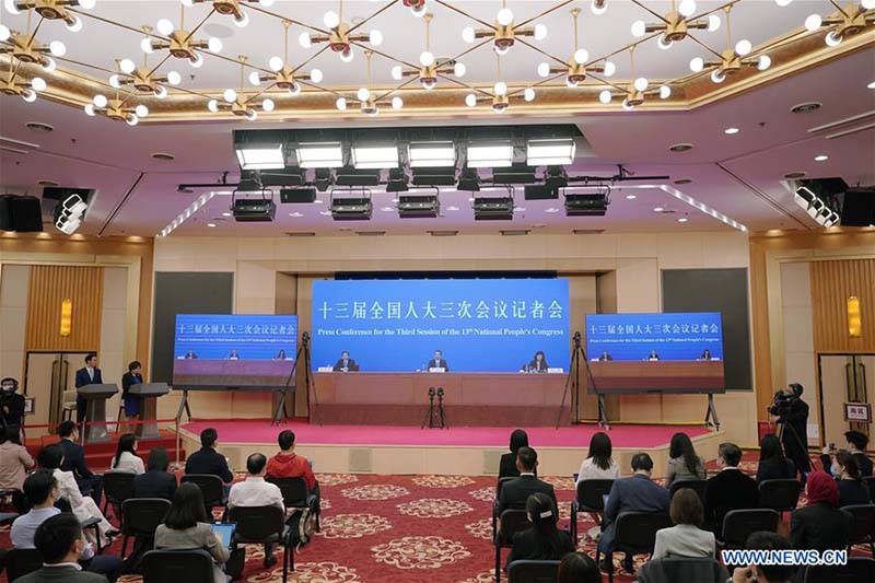 Li Keqiang rencontre la presse après la session législative annuelle