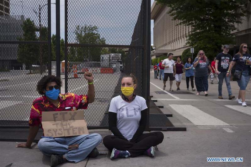 Trump reprend ses meetings de campagne sur fond d'inquiétudes vis-à-vis du COVID-19