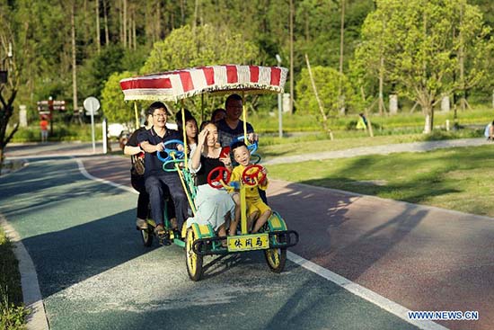 La Chine enregistre 48,8 millions de voyages touristiques intérieurs pendant les congés de la fête des bateaux-dragons