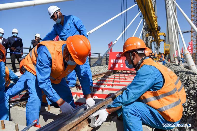 Chine : un nouveau chemin de fer achevé au Xinjiang