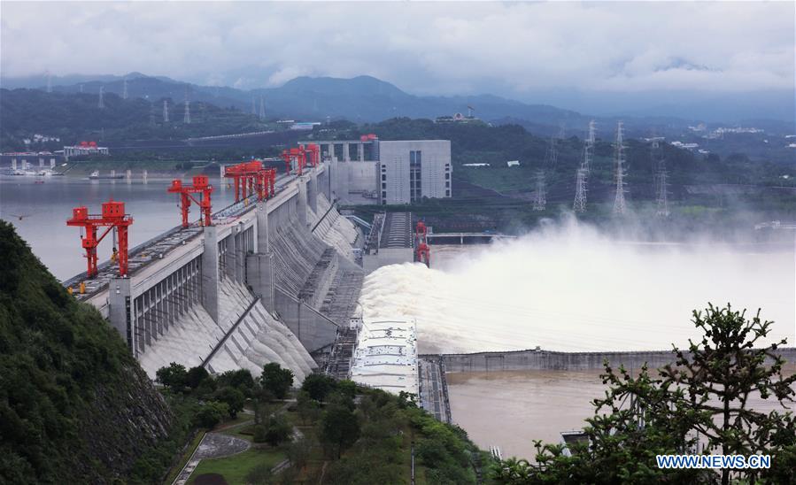 La deuxième crue de l'année du fleuve Yangtsé passe le barrage des Trois Gorges