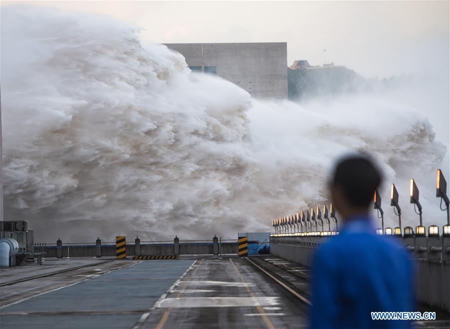 La deuxième crue de l'année du fleuve Yangtsé passe le barrage des Trois Gorges