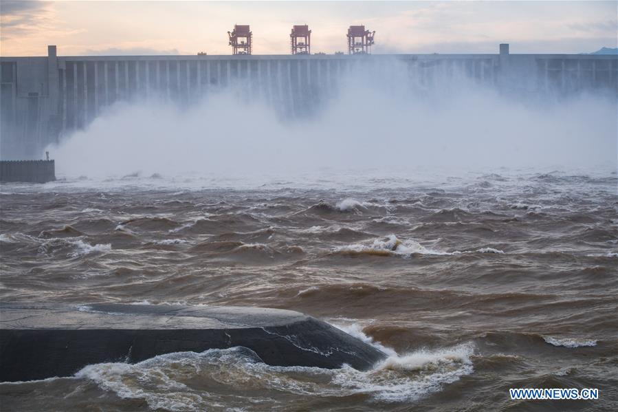 La deuxième crue de l'année du fleuve Yangtsé passe le barrage des Trois Gorges