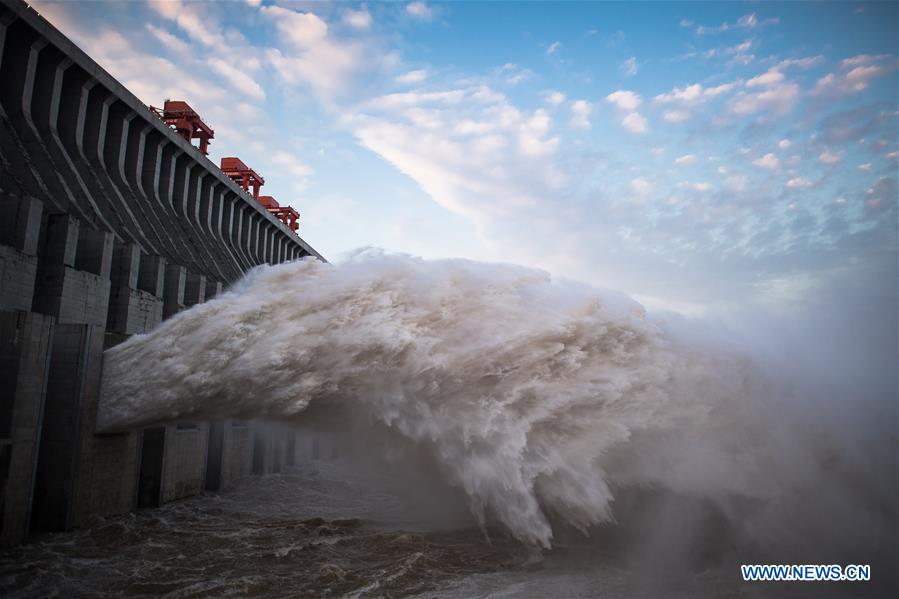 La deuxième crue de l'année du fleuve Yangtsé passe le barrage des Trois Gorges