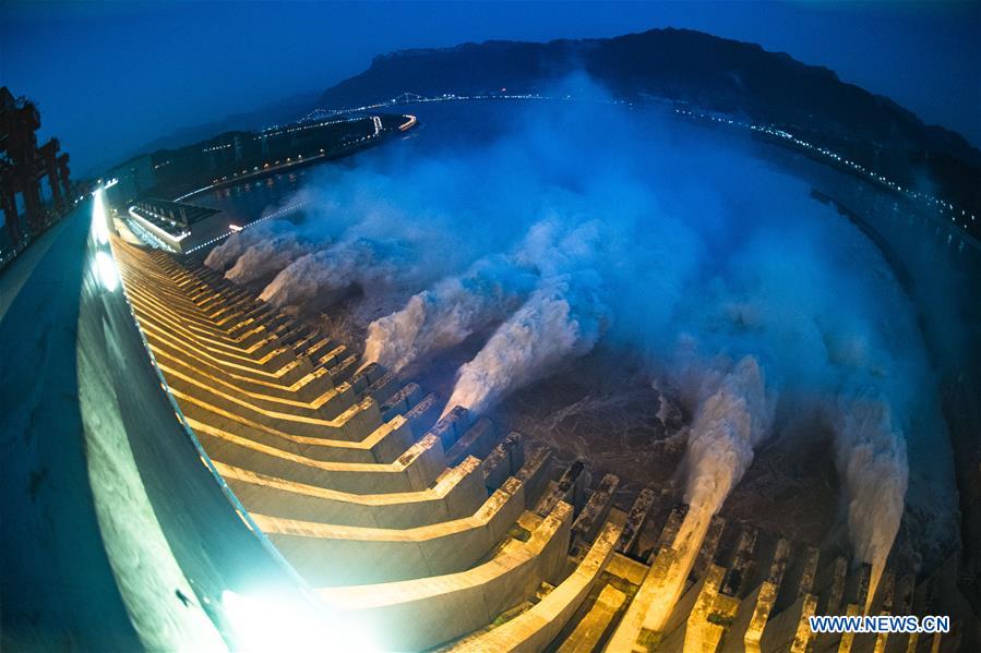 La deuxième crue de l'année du fleuve Yangtsé passe le barrage des Trois Gorges