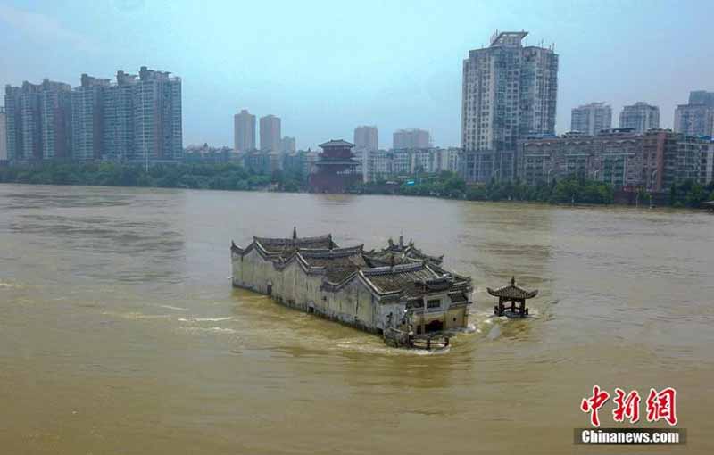 Le pavillon Guanyin de 700 ans toujours debout malgré les inondations du Yangtsé dans le Hubei