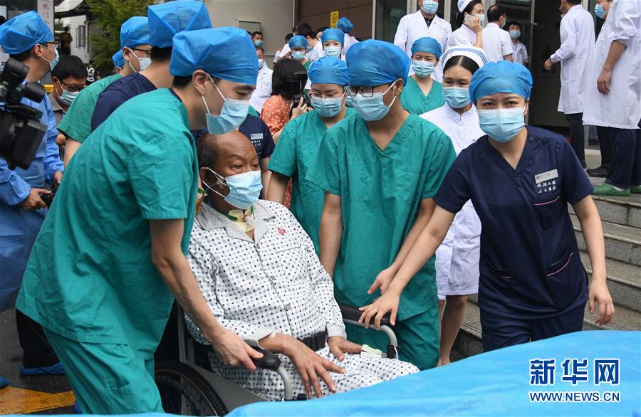 Un patient de Wuhan atteint du COVID-19 ayant subi une transplantation pulmonaire quitte l'h?pital