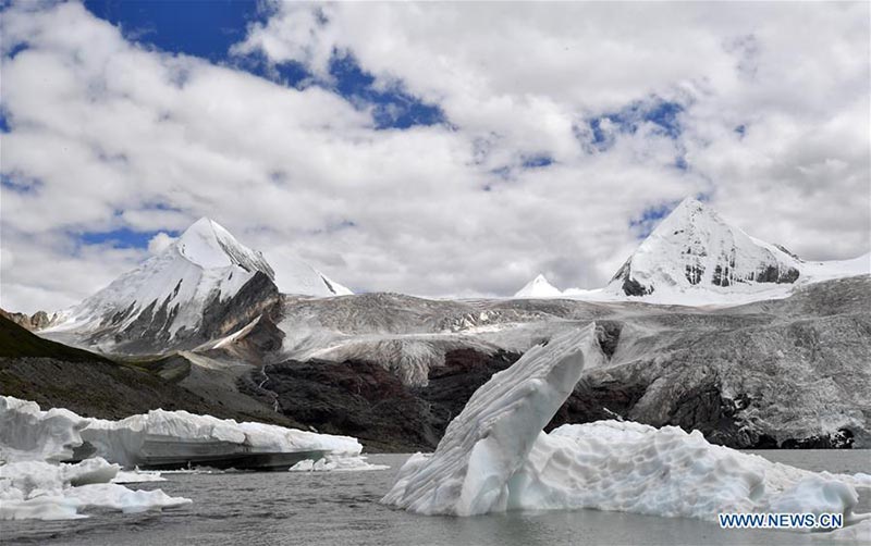 Une vue du mont Sapukonglagabo au Tibet 