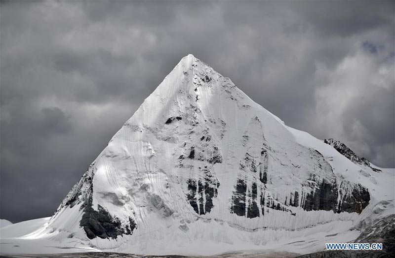 Une vue du mont Sapukonglagabo au Tibet 