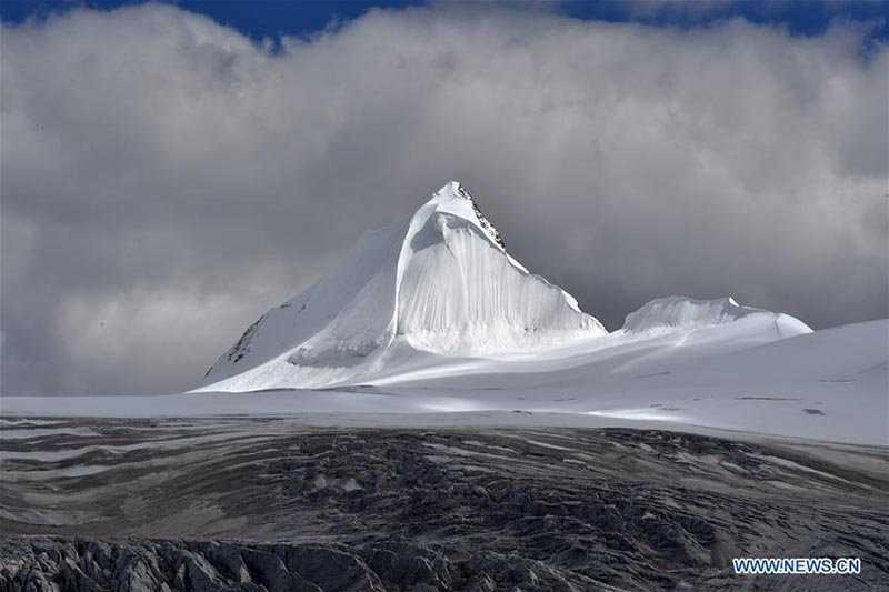 Une vue du mont Sapukonglagabo au Tibet 