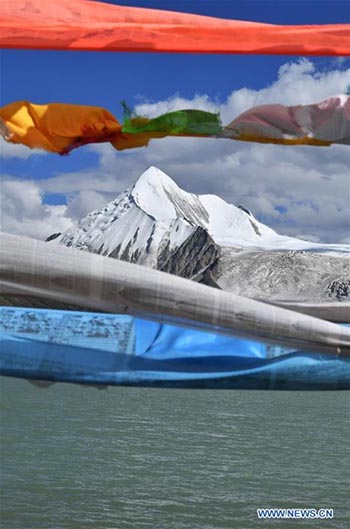 Une vue du mont Sapukonglagabo au Tibet 