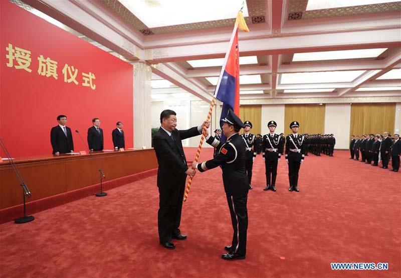 Xi Jinping remet le drapeau à la force de la police