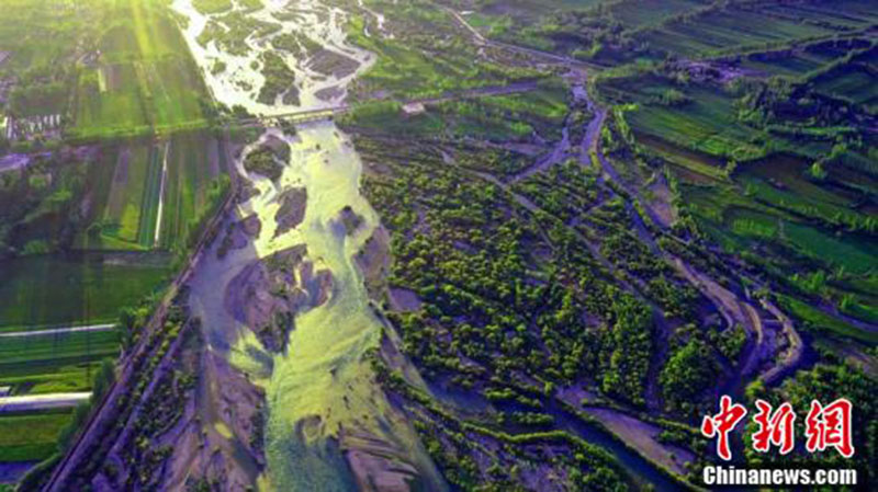 Les ? couleurs de la Terre ? des zones humides du sud du Xinjiang vues du ciel au début de l'automne