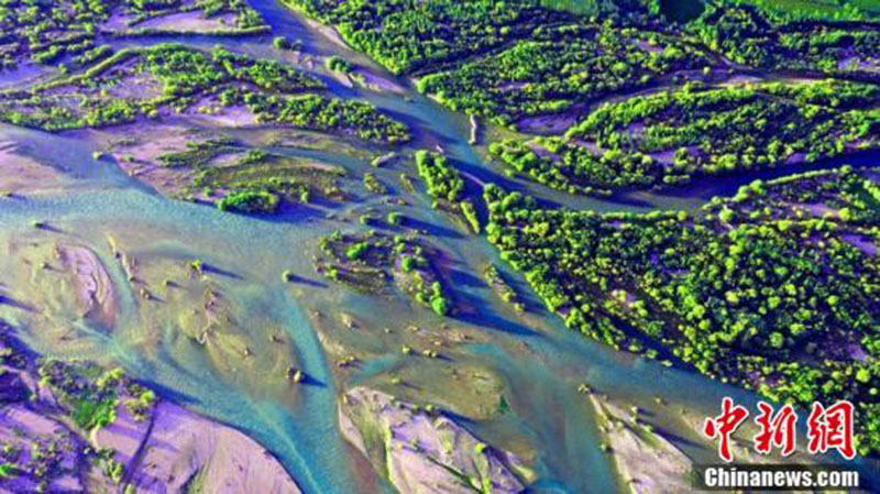 Les ? couleurs de la Terre ? des zones humides du sud du Xinjiang vues du ciel au début de l'automne