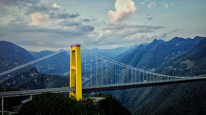 Une vue aérienne du pont de la rivière Sidu sur l'autoroute Shanghai-Chongqing