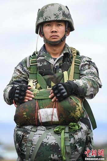 Premier entra?nement au parachutisme avec charge sur le plateau pour une brigade de la région militaire tibétaine