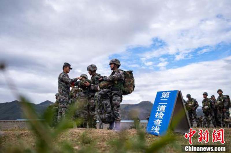 Premier entra?nement au parachutisme avec charge sur le plateau pour une brigade de la région militaire tibétaine