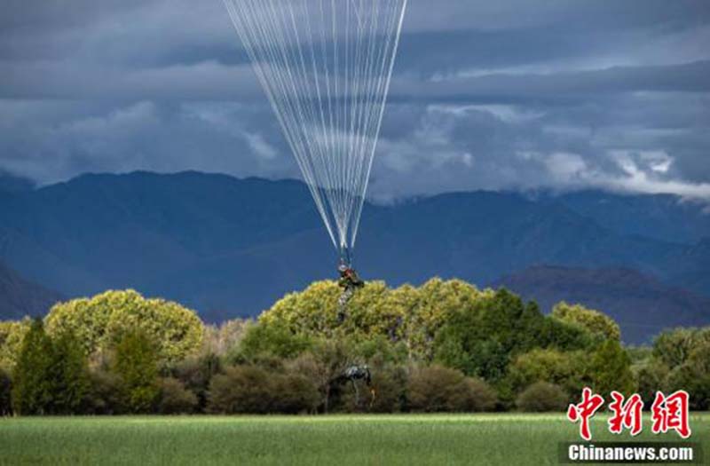 Premier entra?nement au parachutisme avec charge sur le plateau pour une brigade de la région militaire tibétaine