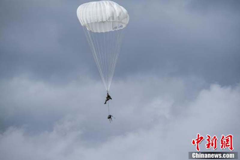 Premier entra?nement au parachutisme avec charge sur le plateau pour une brigade de la région militaire tibétaine