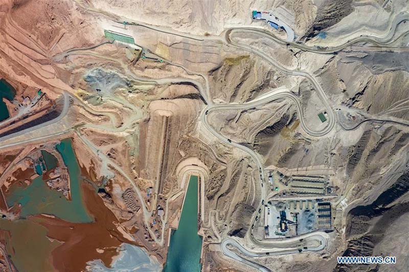 L'ouvrage du complexe hydraulique de Dashixia en construction dans le Xinjiang