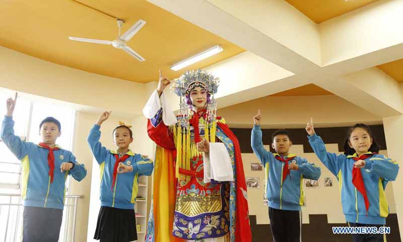 Des cours d'opéra traditionnel chinois introduits à l'école pour promouvoir l'art traditionnel