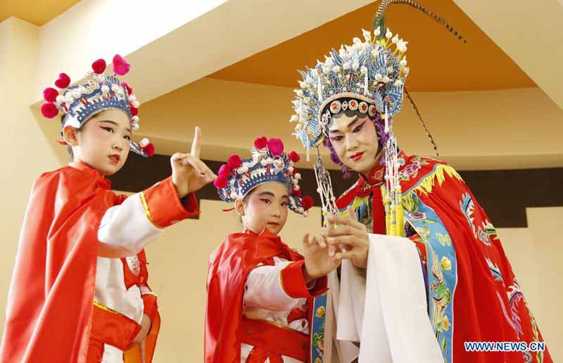 Des cours d'opéra traditionnel chinois introduits à l'école pour promouvoir l'art traditionnel