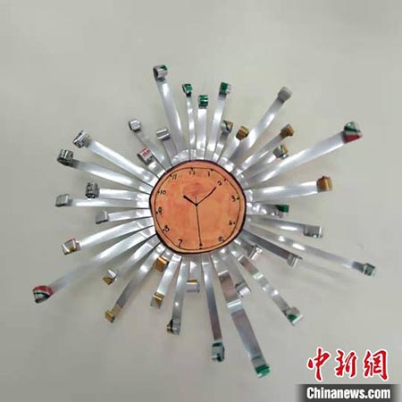 Grace aux ?uvres artisanales créatives des enfants, les emballages de colis express ne sont plus des déchets