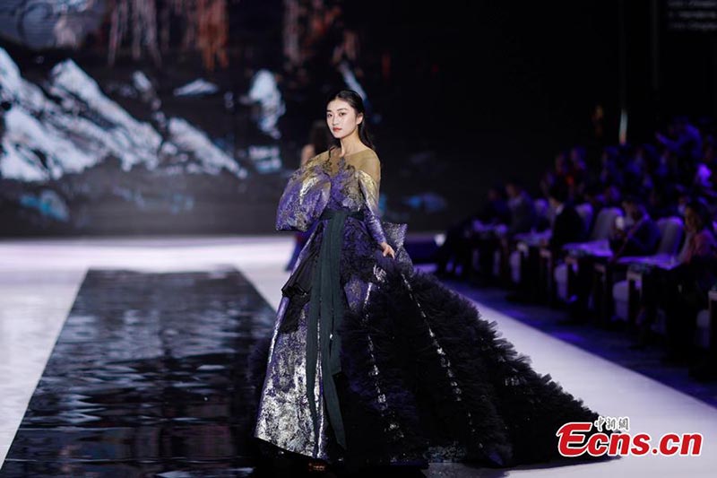 Un défilé de mode de la Route de la Soie organisé à Qingdao