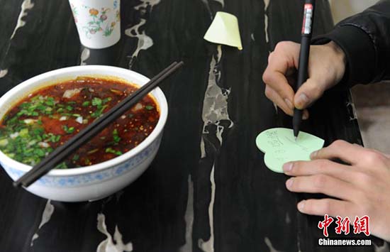 Menu A : un d?ner gratuit qui réchauffe le corps et le c?ur en cet hiver froid