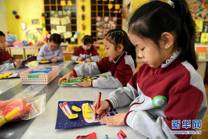 Hebei : des enfants font des raviolis chinois pour célébrer le Solstice d'hiver