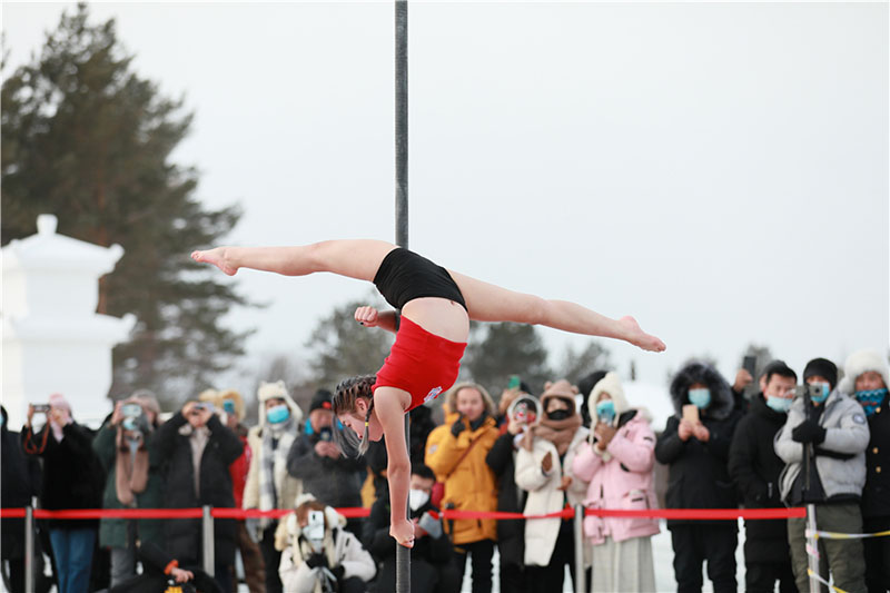 Des danseuses de pole bravent un froid polaire pour s'affronter
