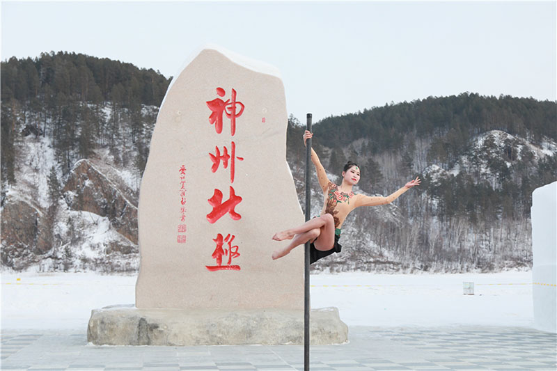 Des danseuses de pole bravent un froid polaire pour s'affronter