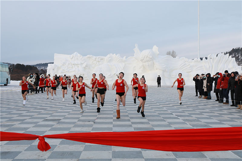 Des danseuses de pole bravent un froid polaire pour s'affronter