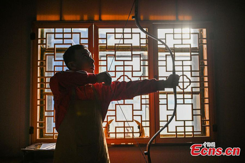 Un fabricant d'arcs traditionnels espère transmettre son savoir-faire