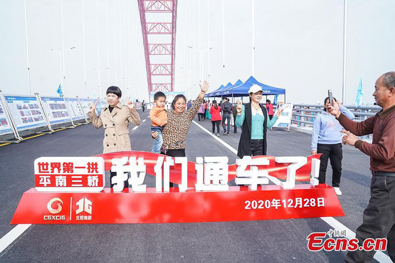 Le 3e pont de Pingnan dans le Guangxi ouvert à la circulation