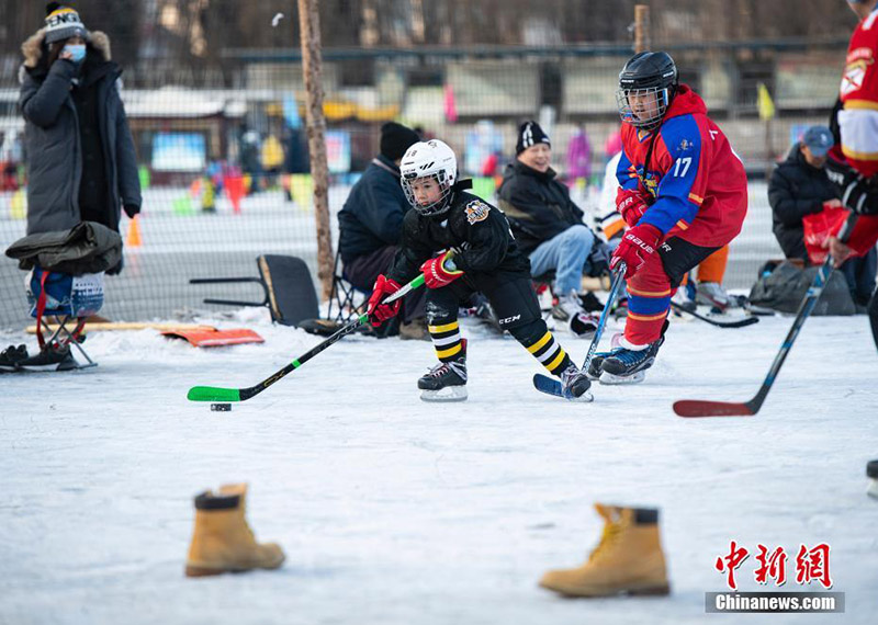 Les gens profitent des plaisirs des sports d'hiver à Beijing